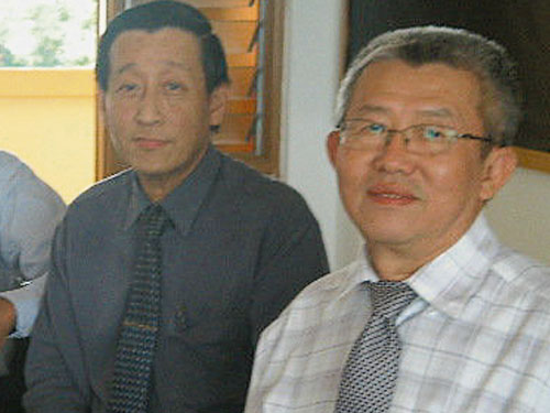 在学校为Mr.Lim（右）举办退休欢送会上，我们拿起相机，捕捉下他和恩师的合照。 