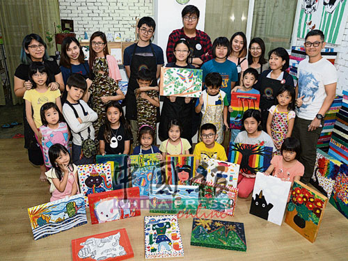 叶健一画室（Jane Yap Atelier）举办两年一度的画展，老师和学生与部分作品合照。