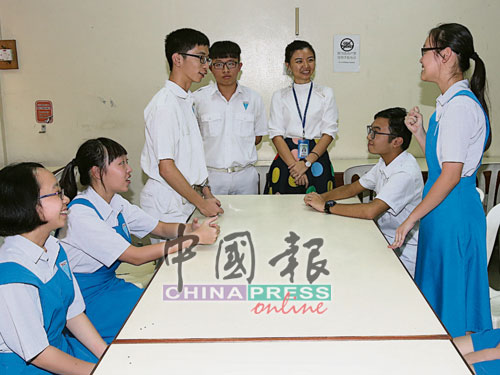 辩论队即兴来个模拟对战，领队老师钟柔湘从旁督导。