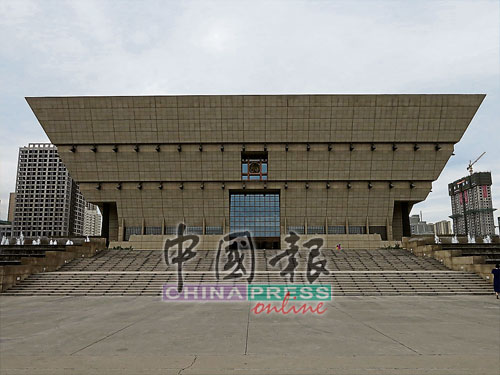 山西省博物院，是一个斗和鼎的结构，采用新颖的建筑设计概念。