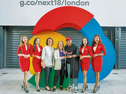 东尼费南德斯（右3起）与黛安娜格林出席在伦敦举行的Google Cloud Next'18 大会；左3为亚航集团副总执行长（数码化、转型与企业服务）艾琳奥玛。