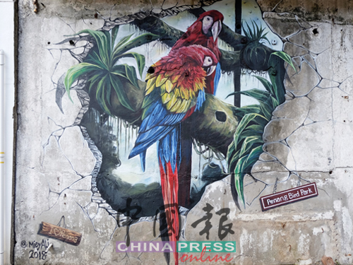 槟城飞禽公园是大马第一个飞禽公园,栩栩如生地出现在壁画上。