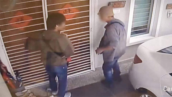 2名华裔男子负责敲门确认屋内无人，另1名同党则在轿车旁守候。