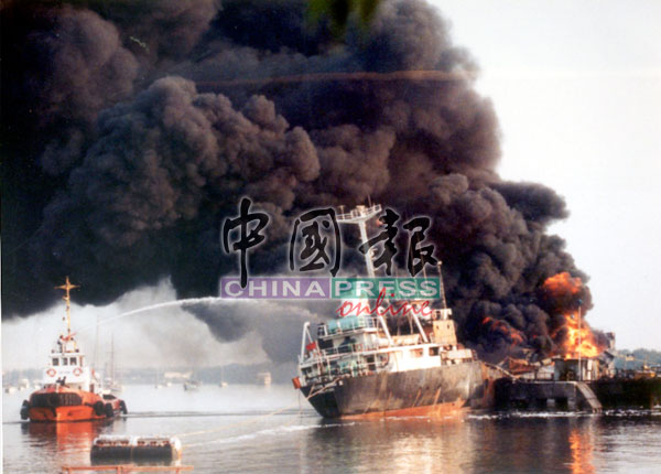 该批油槽船因火苗未被熄灭，于隔日再次起火。