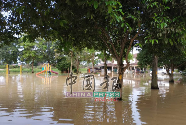 一场豪雨，导致巴生中路多地淹水，一些地区水位更高达约2尺。 