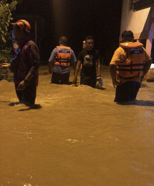 援助单位漏液进入灾区，确保村民安全搬到疏散中心。