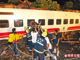 “列车至少翻转3次”  幸存者打破玻璃逃生