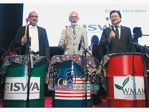 拉惹峇林（中）、安东尼（左）和何礼良 ，一起为大会主持开幕仪式。
