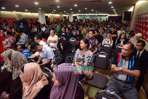 马哈迪的魅力无法挡，许多民众慕名而来，导致部分民众因座位不足而站在会场后方。