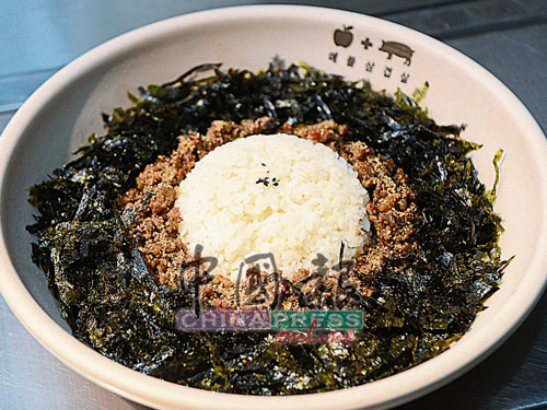Joomuk Bap韩式饭团以紫菜、炒猪肉碎和韩国米饭组合而成。客人把所有材料搅拌均匀后，可尝试用手捏成饭团食用，老板禤素婵现场示范捏韩式饭团。