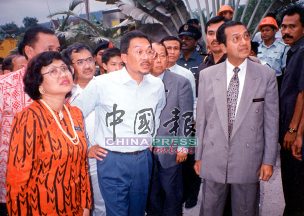 时任首相敦马哈迪（右2）及副首相拿督斯里安华（左2）在意外发生后，赶往现场查探。