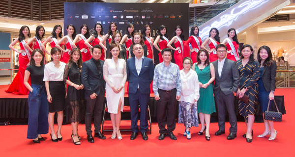 众嘉宾与14位佳丽在新闻发布会上合影。前排左5为巫恩仪；中间左起为潘慧婷和陈贞莹。