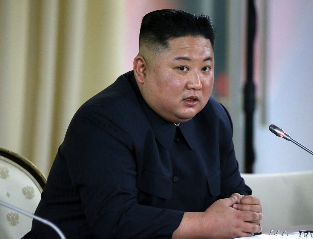 朝鲜领导人金正恩最近为处决一名将军，下令将他丢入装满食人鱼的水池里。