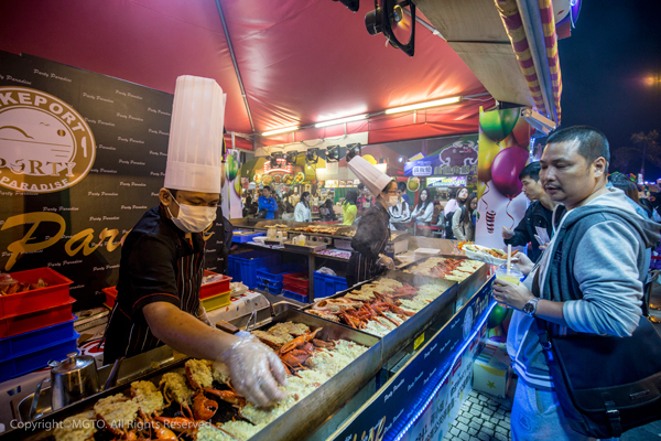 澳门美食节最受欢迎的料理非各种海鲜莫属了，每道海鲜料理都能让人食指大动。