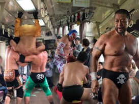日本摔角好热血  车厢内展格斗技巧