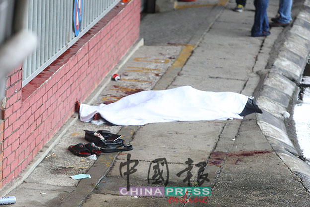 华裔男子疑遭私会党调派人马厮杀，导致命丧华小门口。
