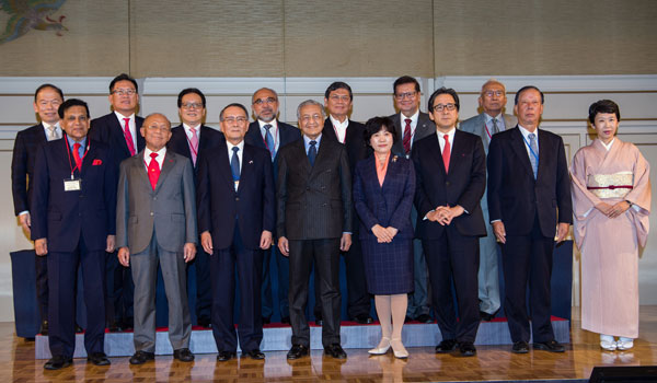   马哈迪（前排左4起）和日本外务省政务官阿部俊子出席活动后，与其他代表一同合照。