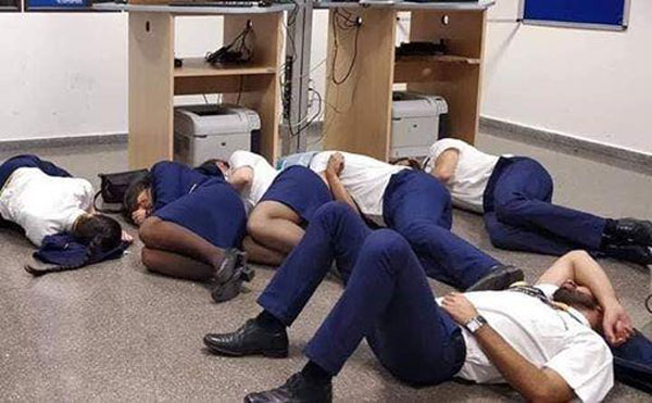 引发网络热议的空姐与机师睡地板照片。（面子书）