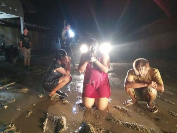  印尼3名跨性人遭到不平等对待及羞辱，被迫遭高压水柱冲击。图：《Coconuts Media》