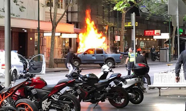 墨尔本闹区一辆卡车起火燃烧的画面。 