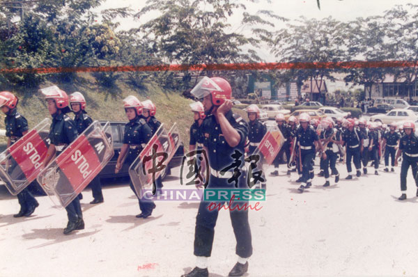 案发后，警方派出大批镇暴队队员到场戒备。