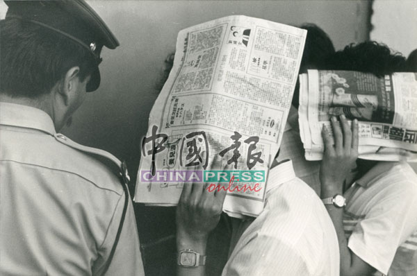 警方请来囚犯家人到场施展亲情攻势，家人们为避免被记者拍到样貌，以报纸遮掩脸部。
