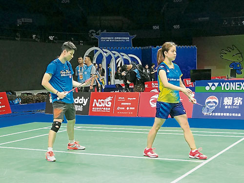 赖洁敏（右）与吴顺发成功打进香港赛16强。