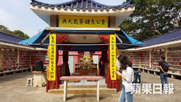 金庸在宝莲禅寺海会灵塔举行荼毗大典,遗体将于此地火化。