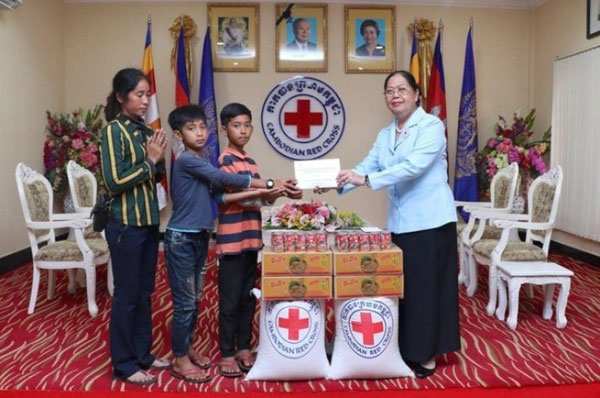柬埔寨红十字主席沈德（Samdech Kittipritb）将款项和食品送给兄弟和母亲。：yobminh.com