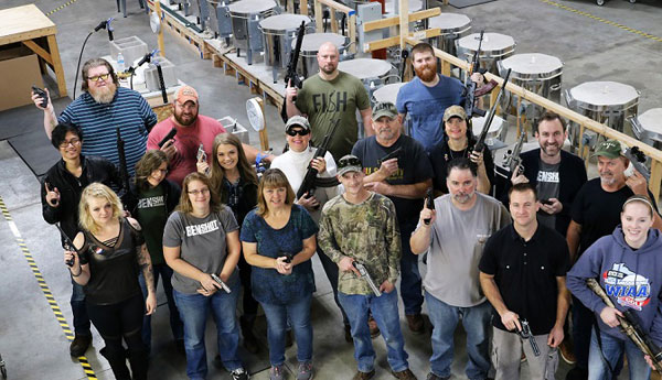 “BenShot”公司给每一位员工一人一把手枪作为圣诞礼物。