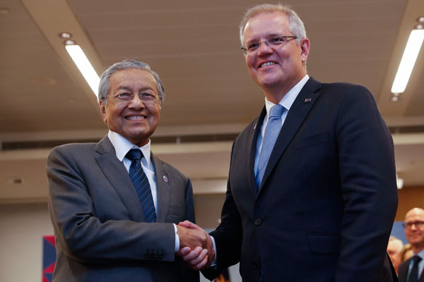 马哈迪（左）在与澳洲总理莫里森展开双边会谈。