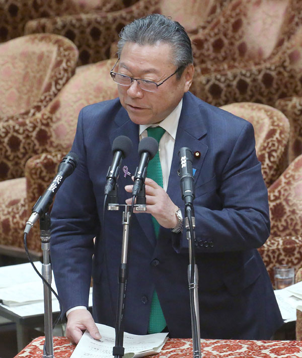  樱田义孝在国会应讯时承认自己从没使用过电脑，全是靠助理代劳。（法新社）