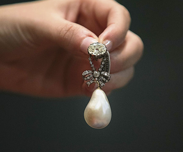 玛丽安东妮王后的珍珠项坠，以3600万美元（约1亿5000万令吉）卖出。（法新社）