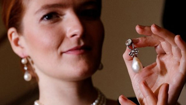 玛丽王后的珍珠钻石吊坠，以破纪录天价成交。美联社