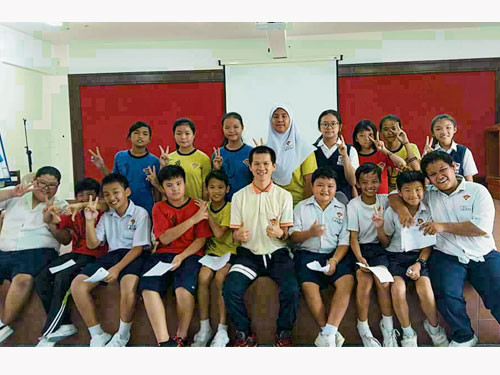 6N班代班主任颜国春（中）对学生虽然严厉，但他的苦心是希望孩子们摆正人生的正确态度，这样才能更果敢面对种种挑战。