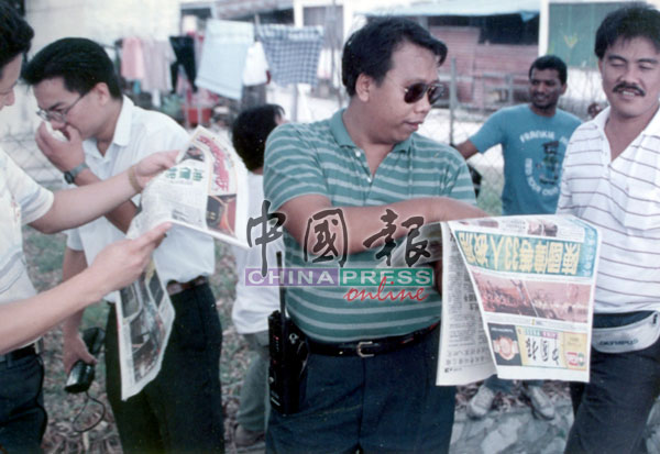 不少《中国报》读者在参与示威活动后，阅读本报封面报导关于蕉赖收费站暴动的新闻。