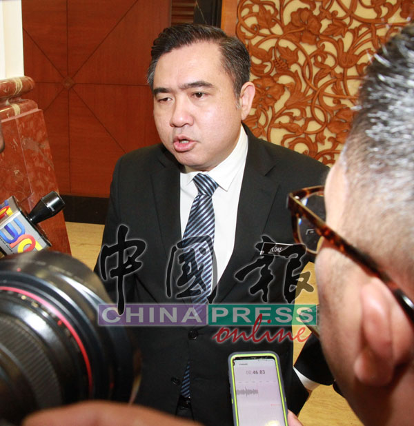 交通部长陆兆福说，政府暂不打算为购买车牌号码制定顶价。
