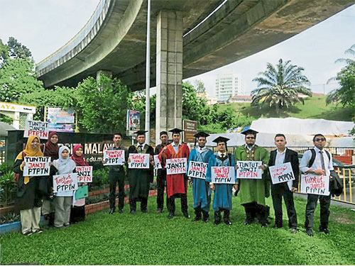  ■15名大学生和毕业生，日前由马来亚大学步行8公里到国会，抗议政府没有实现免还贷学金的承诺。