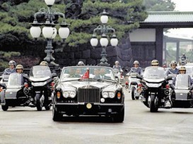 日本新天皇即位 弃劳斯莱斯用国产车