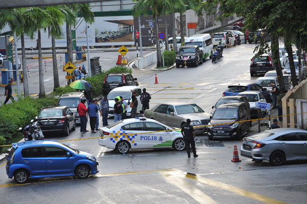 警方追捕驾驶马赛地轿车逃亡的枪匪时，在距离案发现场不远的路段将他击毙。