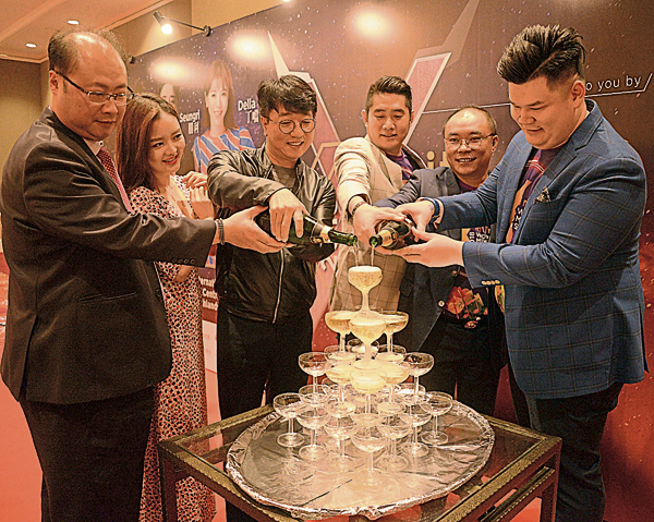 X Infinity与CONUN双方代表一同倒香槟庆祝。右起为张伟迅、 Danny Ng、Djack和表世镇；左为韩霆院。