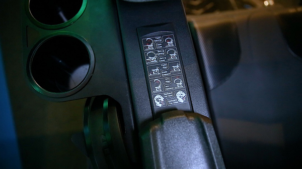 扶手上备有调节按钮，可选荧幕位置、座椅斜度和脚踏板的位置等，让你舒服进入游戏虚拟世界。