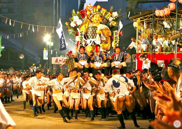 5：“博多祇园山笠祭” 从每年的7月1日到15日将举办一连串的祭典活动， 最壮观的莫过于多名壮汉肩扛着没有车轮的巨大山笠，奋力奔跑在博多街市。