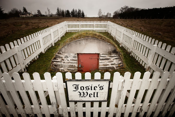 以白栅栏围起的这口井，就是THE Glenlivet（格兰利威）世代坚持使用的酿酒水源—乔西之 井（Josie's Well）。