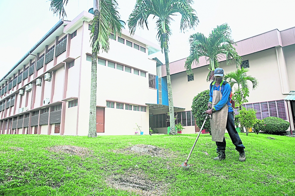 校园杂草丛生，清洁工人也必须负责割草的工作。