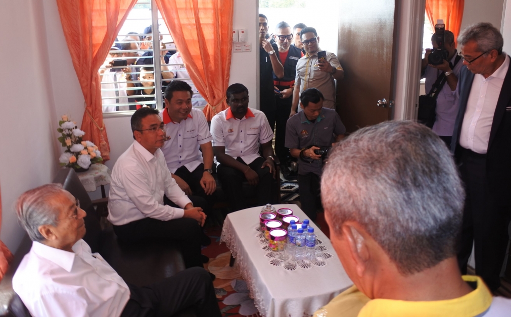 马哈迪（左起）、阿德里、郑国球、沙米等参观关怀屋。