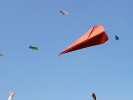 儿时游戏正在兴起   “纸飞机”世界纪录29.2秒
