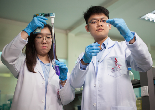 黄颖涵和黄健耀（右）是今年获选到哈佛大学做研究的两名UCSI医学生。