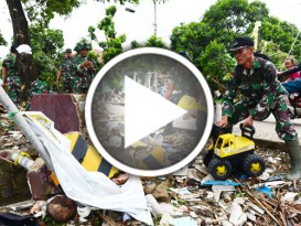 ◤海啸袭印尼◢ 军队与灾民 打成一片