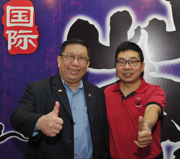 万茂集团与厦门海堤牌茶叶公司缔结多年合作关系。左起为李志贤和 陈志雄。 